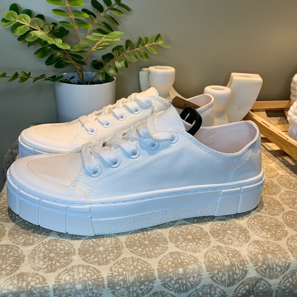 NWT Fran Lace-Up Canvas Sneakers By Mad Love Size 9 all white - Picture 1 of 9